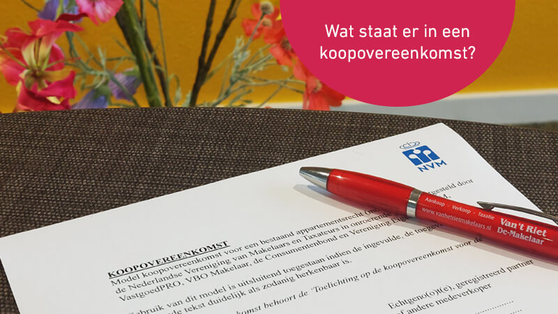 Voorpagina van een koopovereenkomst van de NVM met daarop een rode Van 't Riet De-Makelaar pen - Wat staat er in een koopovereenkomst?