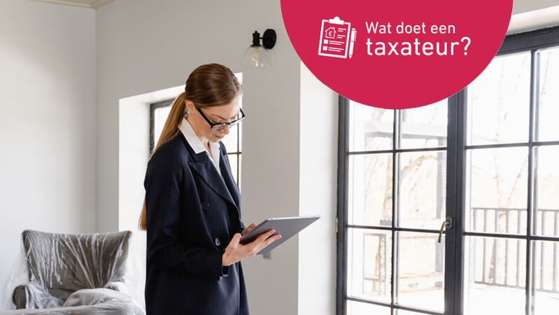 taxateur bezig in huis
